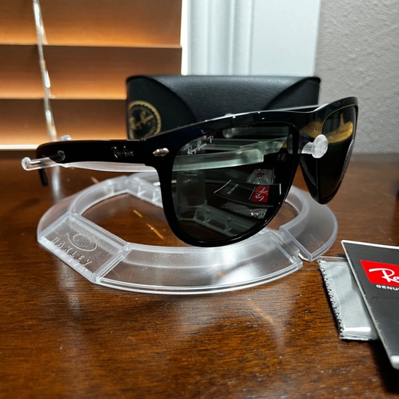 Ray-Ban polarized sunglasses (RB4147). Polished black frame/green lenses - Picture 3 of 5